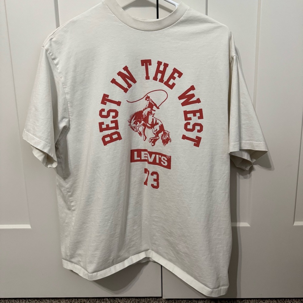 levi’s oversized tee